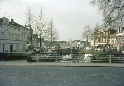 803608 Gezicht op de Stadsbuitengracht te Utrecht, vanaf de Van Asch van Wijckbrug, met links de Van Asch van ...